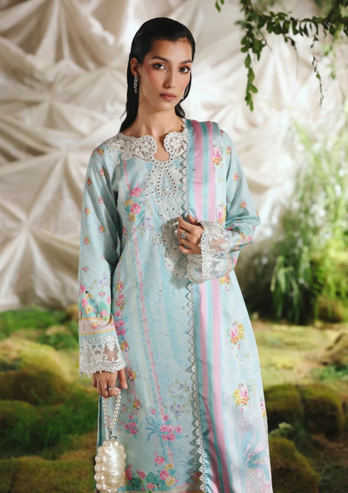Raj Bari Printed Embroidered Lawn 3PC Unstitched Raj Bari Printed Embroidered Lawn 3PC Unstitched